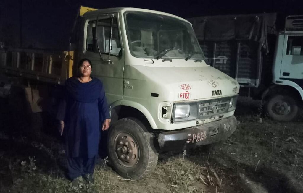 रेत का अवैैध उत्तखन कर परिवहन करते दो टीपर वाहन जप्त