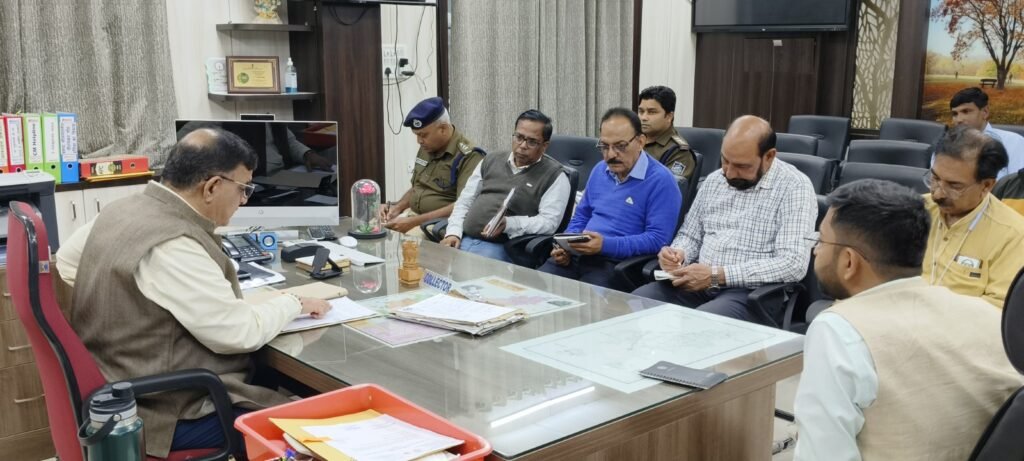 कलेक्टर ने प्रयागराज महाकुंभ को देखते हुए स्टेशन पर भीड़ रोकने दिये निर्देश