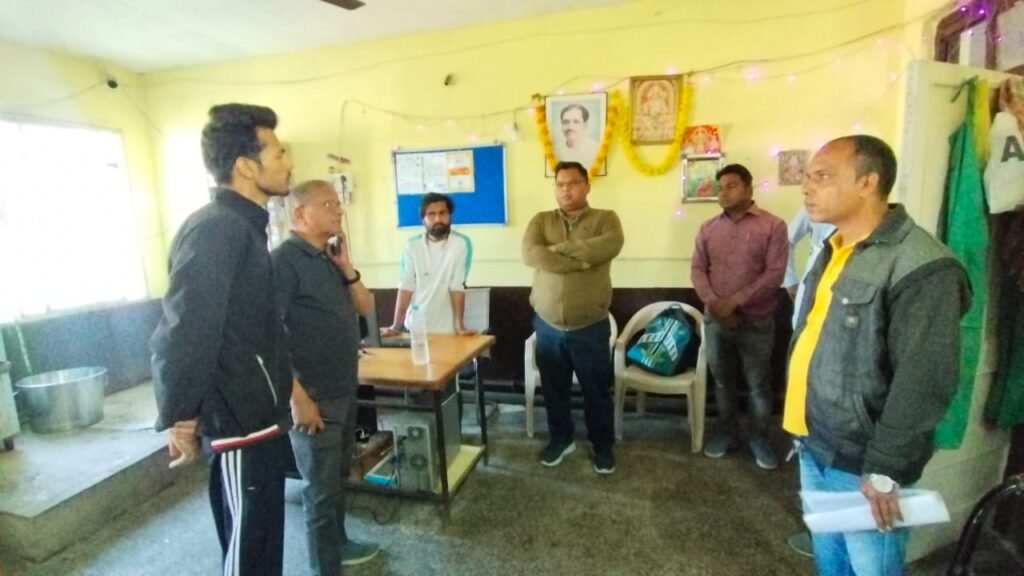 टिकट काउंटर परिसर में पार्किंग करने लगाई पेनल्टी 