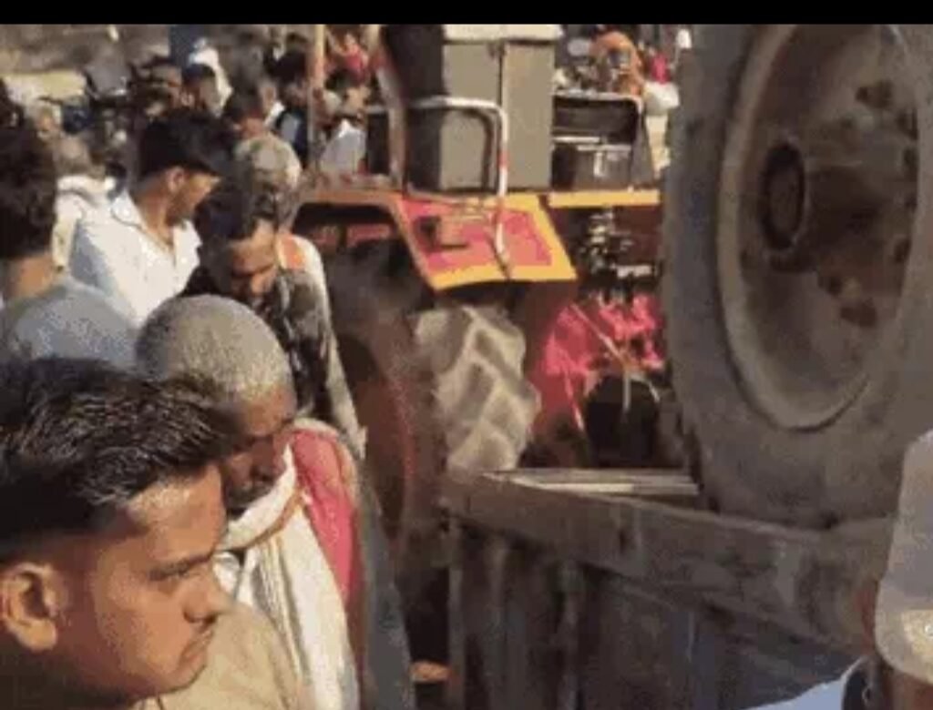 मुरैना में श्रद्धालुओं से भरी ट्रैक्टर-ट्रॉली पलटी:करीब 25 लोग घायल