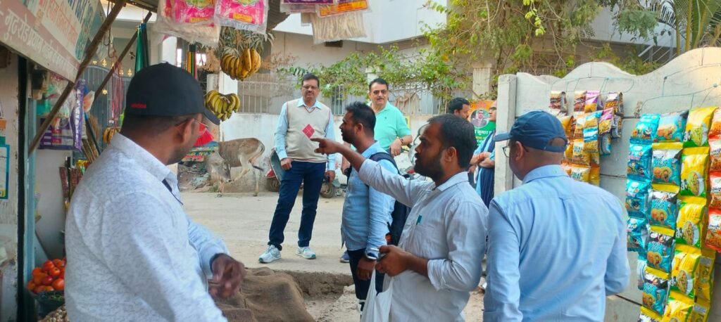 सम्पत्तिकर जमा न करने पर दुकानो को ननि ने जड़ा ताला