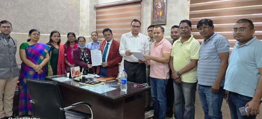 जिला चिकित्सालय के चिकित्सको ने अमानक दवाइयों की सांकेतिक होली जलाई