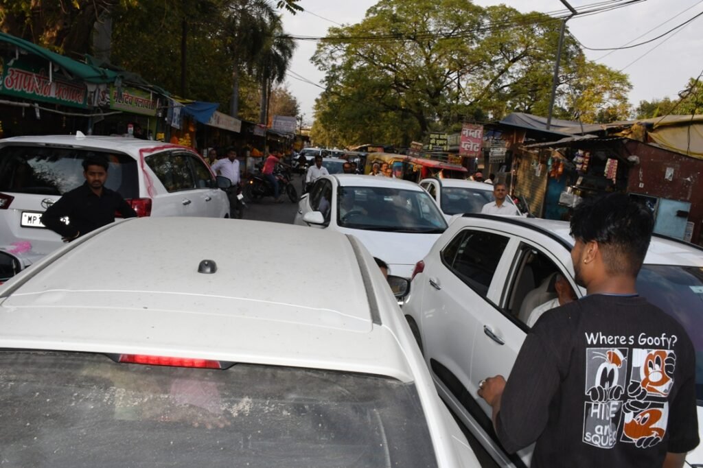 अवकाश के कारण रीवा-प्रयागराज हाइव में लगा लम्बा जाम
