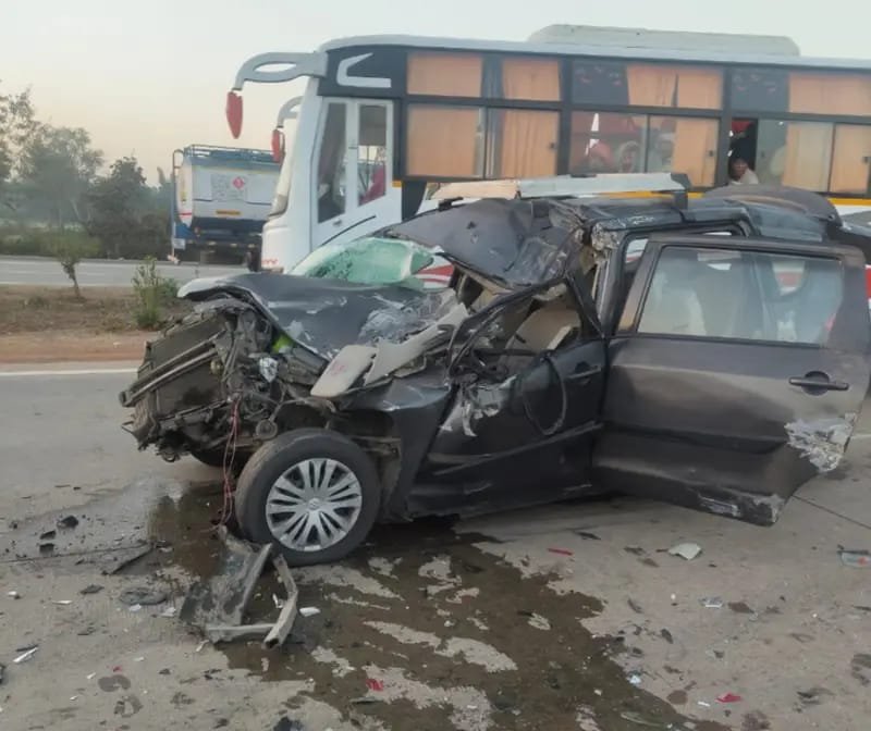 प्रयागराज जा रही कार ट्रक में घुसी, आधा दर्जन से अधिक घायल