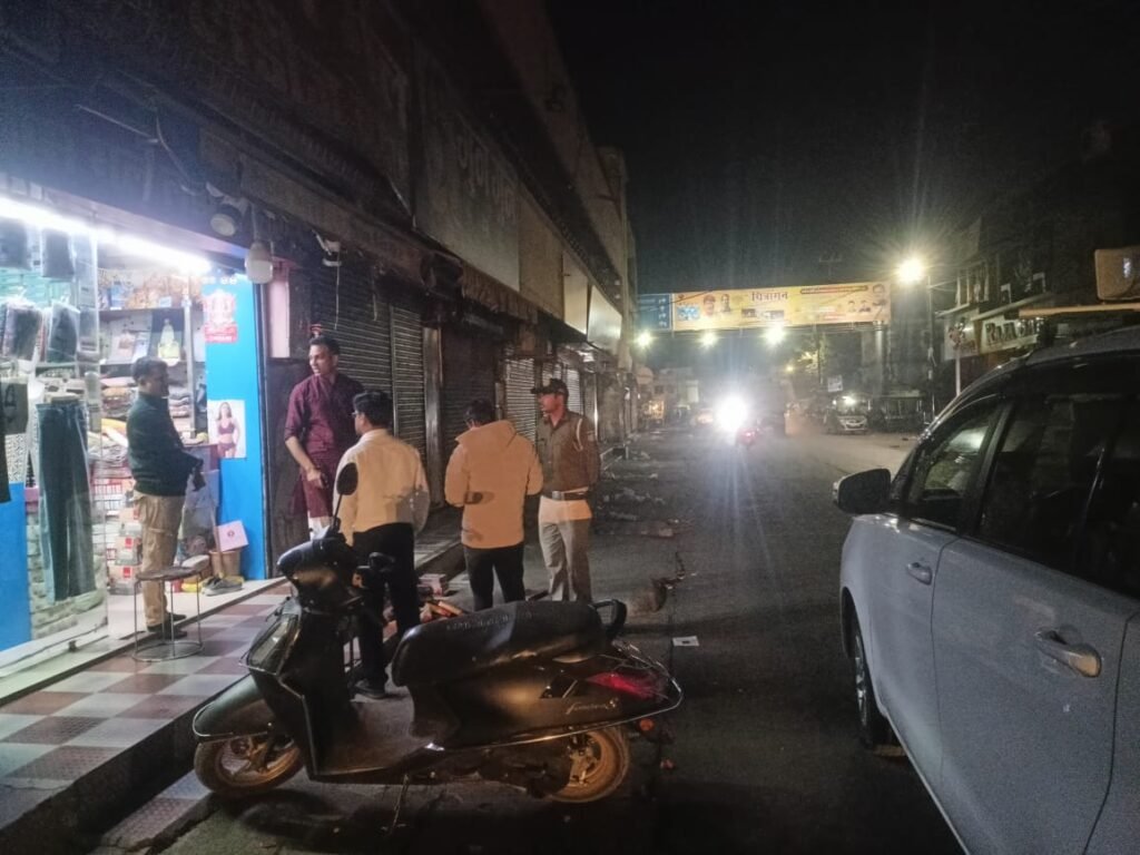 सफाई का जायजा लेने ननि कमिश्नर रात में निकले बाजार की गलियो में