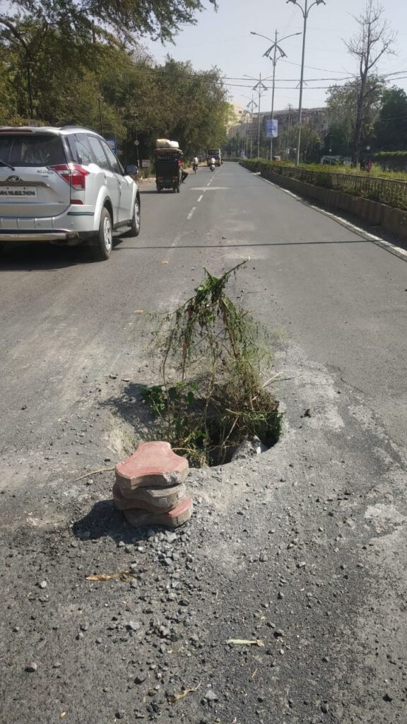 मुख्य सड़क पर जिम्मेदारों को मुंह चिढ़ा रहा मौत का गड्ढ़ा