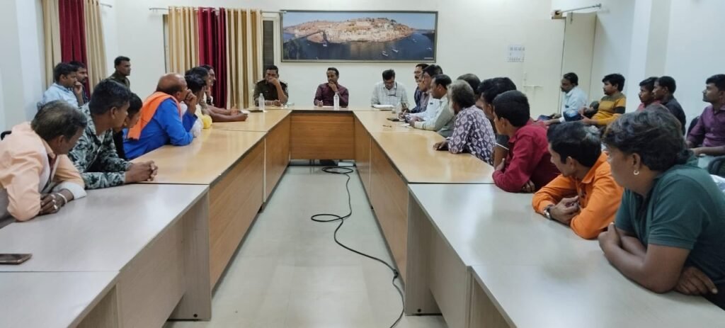 खंडवा कलेक्टर ऋषव गुप्ता के निर्देशन में व्यवस्थाओं को लेकर बैठक ली गई बैठक में जनप्रतिनिधि गणमान्य नागरिक मीडिया कर्मी शामिल हुए।