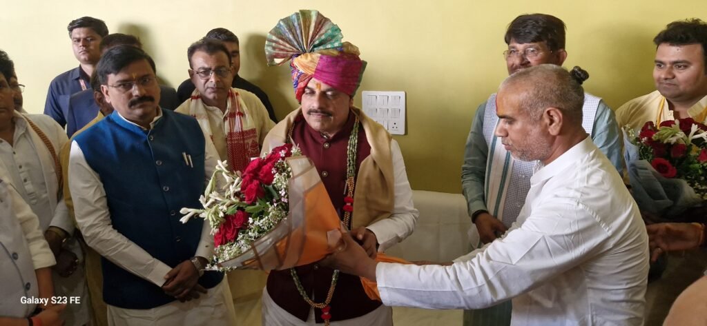 छोटे सरकार महाराज जी ने मुख्यमंत्री श्री यादव का स्वागत सत्कार किया।