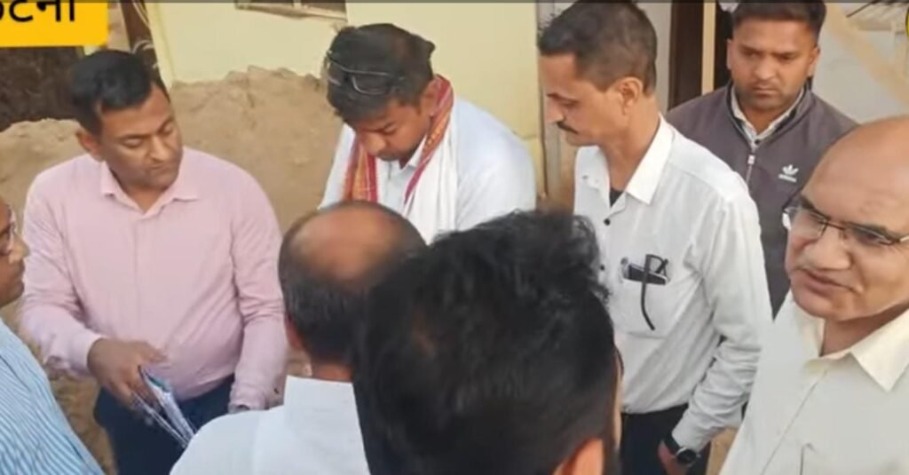 जमीन में कब्जा दिलाने पहुंचे बैंककर्मी, पुलिस लौटी बैरंग