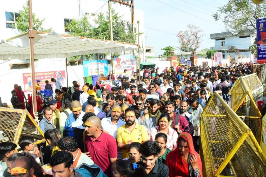 महाकाल में चार लाख भक्तों ने किए दर्शन , मुख्यमंत्री भी आए 