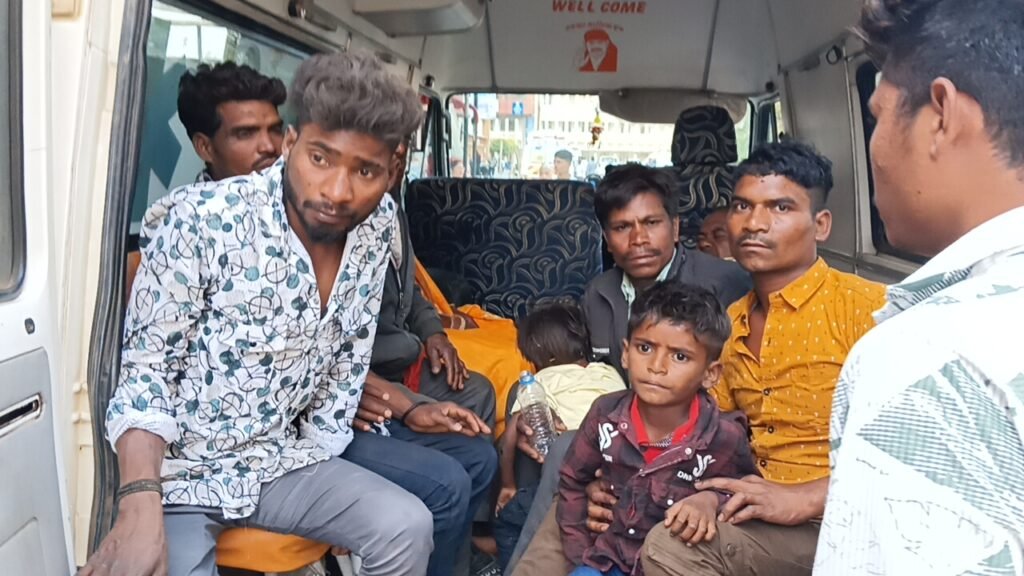 अनियंत्रित पिकअप पलटा, एक की मौत, 27 घायल