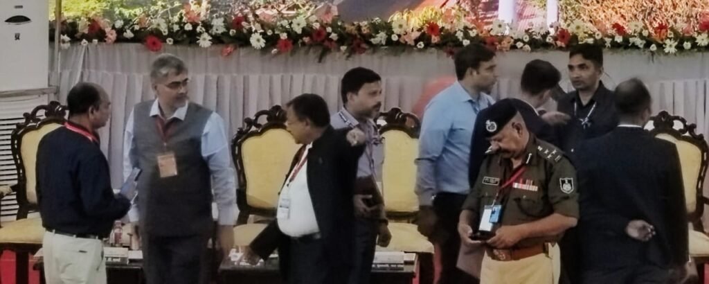 कमिश्नर व आई जी व्यवस्था की निगरानी करते हुए