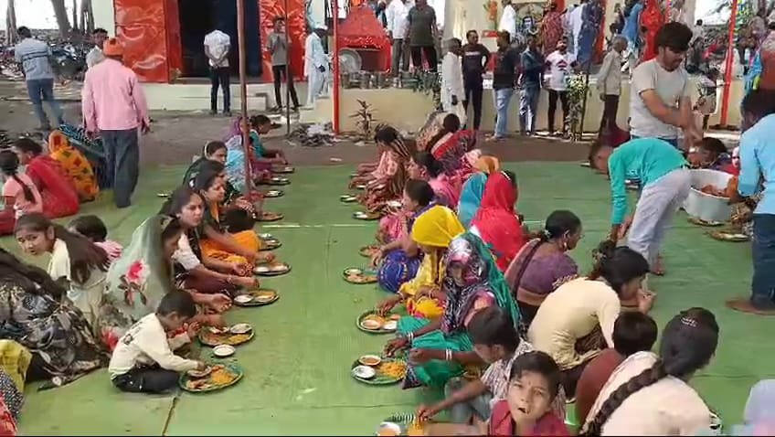 जलगोन क्षेत्र के अतिप्राचीन जलेश्वर महादेव मंदिर में हुआ प्रसादी का आयोजन