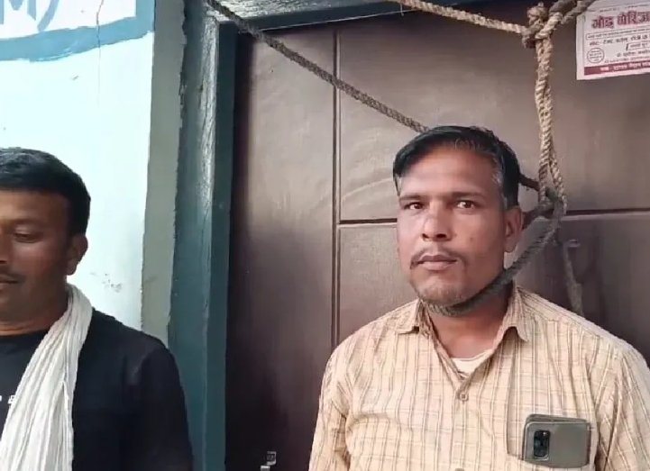 किसान ने बिजली कंपनी से परेशान होकर गले में फंदा डाल लिया