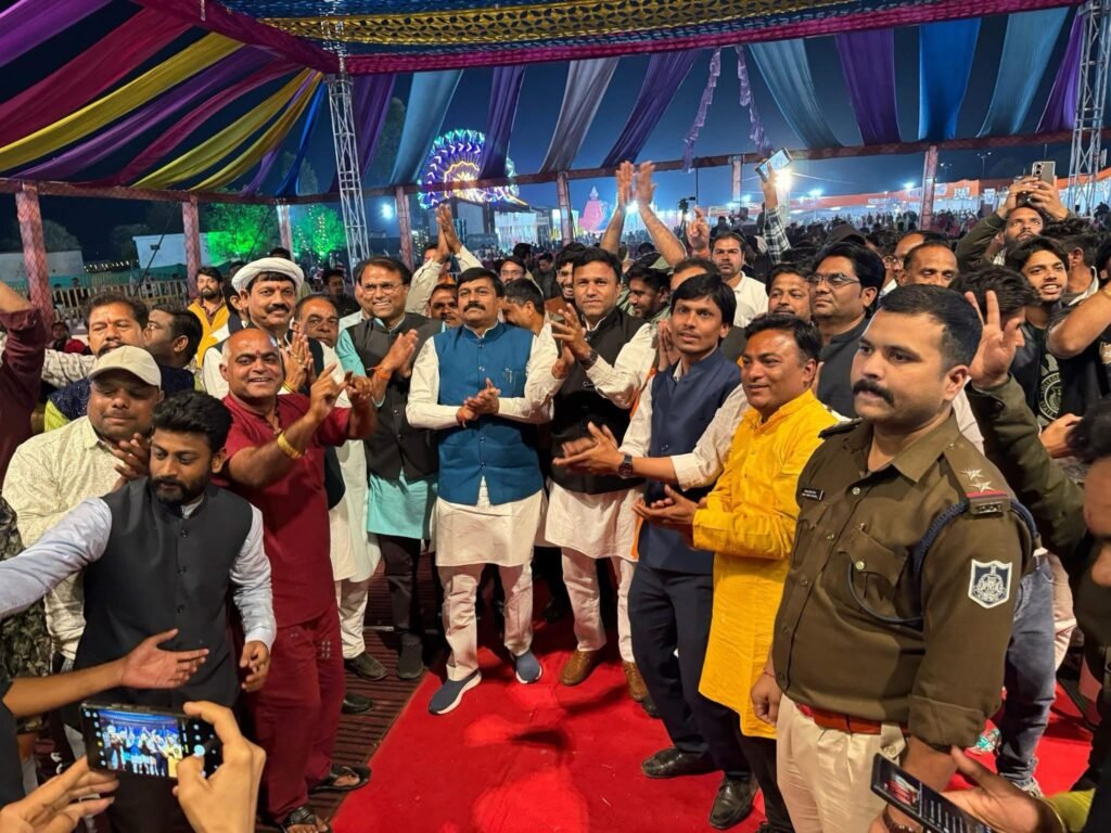 लखबीर सिंह लक्खा ने महोत्सव को भक्ति रस से सराबोर किया जमकर नाचे मंत्री धर्मेंद्र सिंह सहित सभी श्रध्दालु