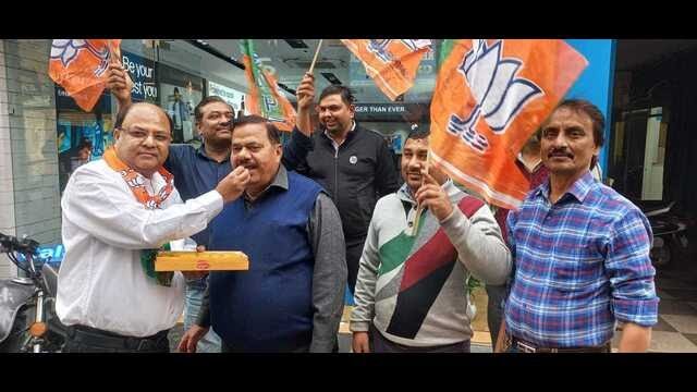 व्यापारियों ने मनाया भाजपा की जीत का जश्न, बांटी मिट्ठाइयां