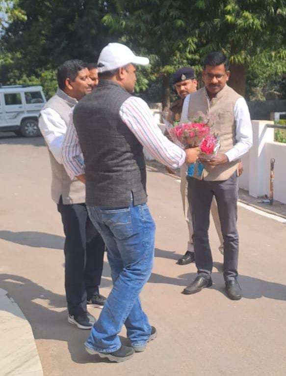 नवागत कलेक्टर ने चित्रकूट पहुँच किया कामतानाथ के दर्शन