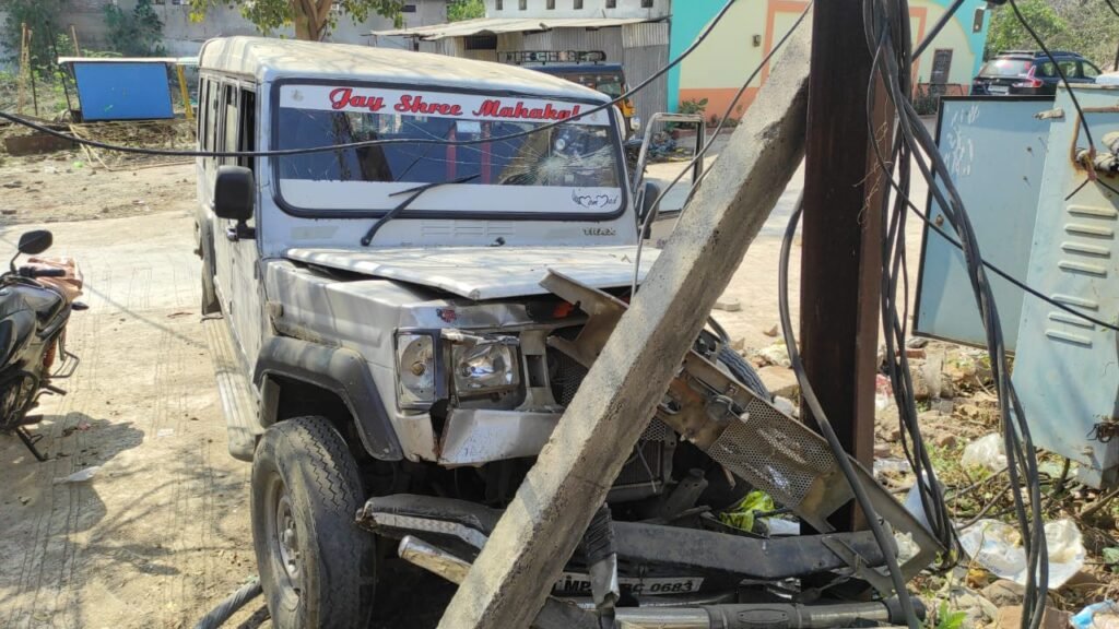 तूफान सवारी गाड़ी विधुत ट्रांसफार्मर में घुस गई