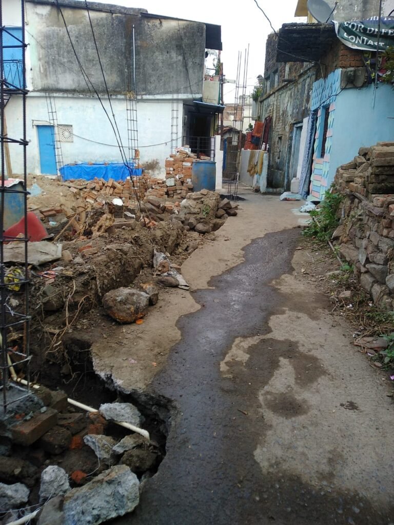 20 फुट की रोड पर अतिक्रमण कर बना दिया 5 फुट