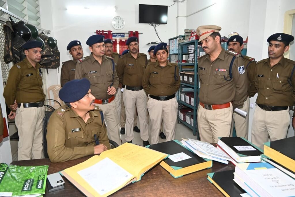 गुण्डा फाईल करें तैयार, कसें शिकंजा