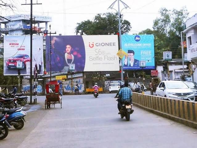 यूनिपोल और होर्डिंग्स पर न्यायालय ने दिखाई सख्ती