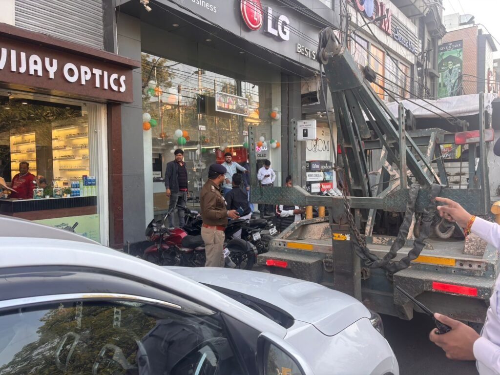 इंदरगंज चौराहे पर यातायात में बाधा बन रहे वाहनों को क्रेन से उठवाया