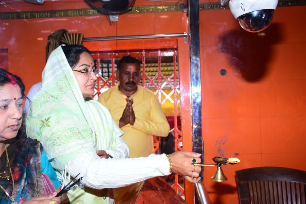 राज्यमंत्री श्रीमती बागरी ने किये खैरूआ सरकार के दर्शन