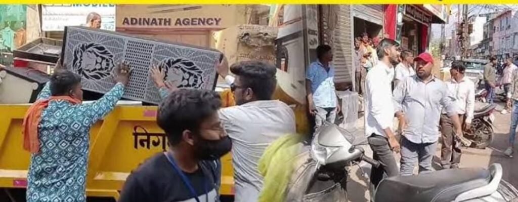 दुकानें हटाने पहुुंचा अमला, हंगामा, प्रदर्शन, झड़प