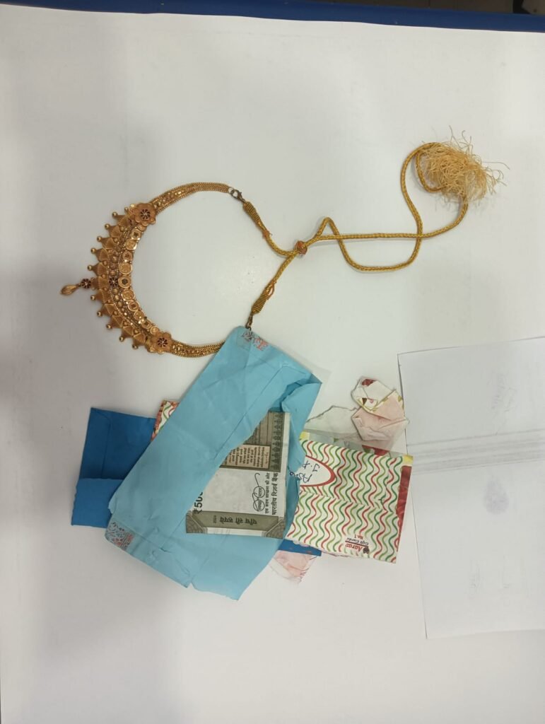 रिटायरमेंट पार्टी में वेटरों ने चुराई थी नगदी, सोने का हार,  दो गिरफ्तार