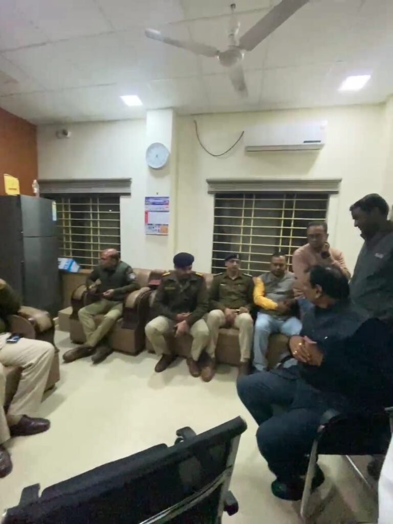 पुलिस ने दो एनएसयूआई पदाधिकारियों को उठाया, थाने में विधायक समर्थकों समेत धरने पर बैठे