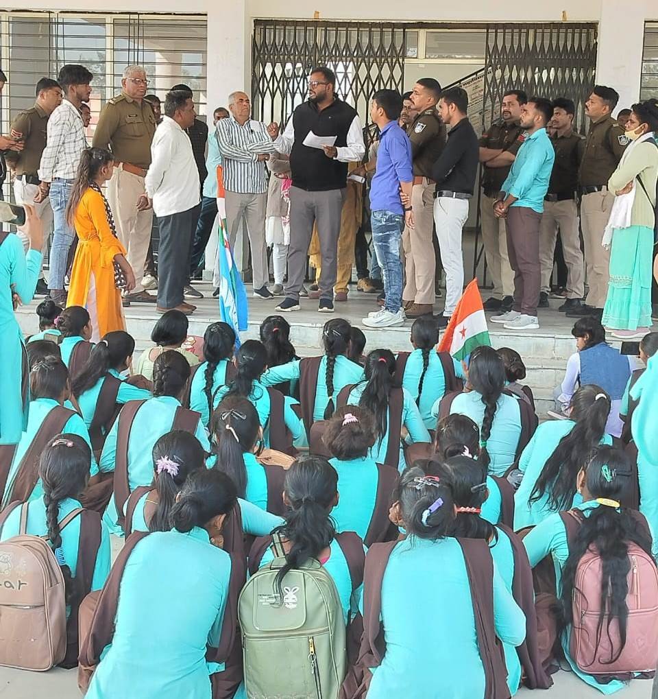 महाविद्यालय के समस्याओं को लेकर छात्रों ने दिया धरना
