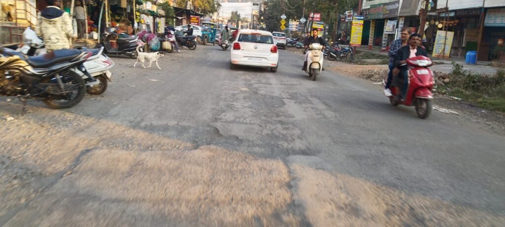 आधा-अधूरा कार्य, कहीं भरे गड्ढे तो कहीं ऐसे ही पड़े