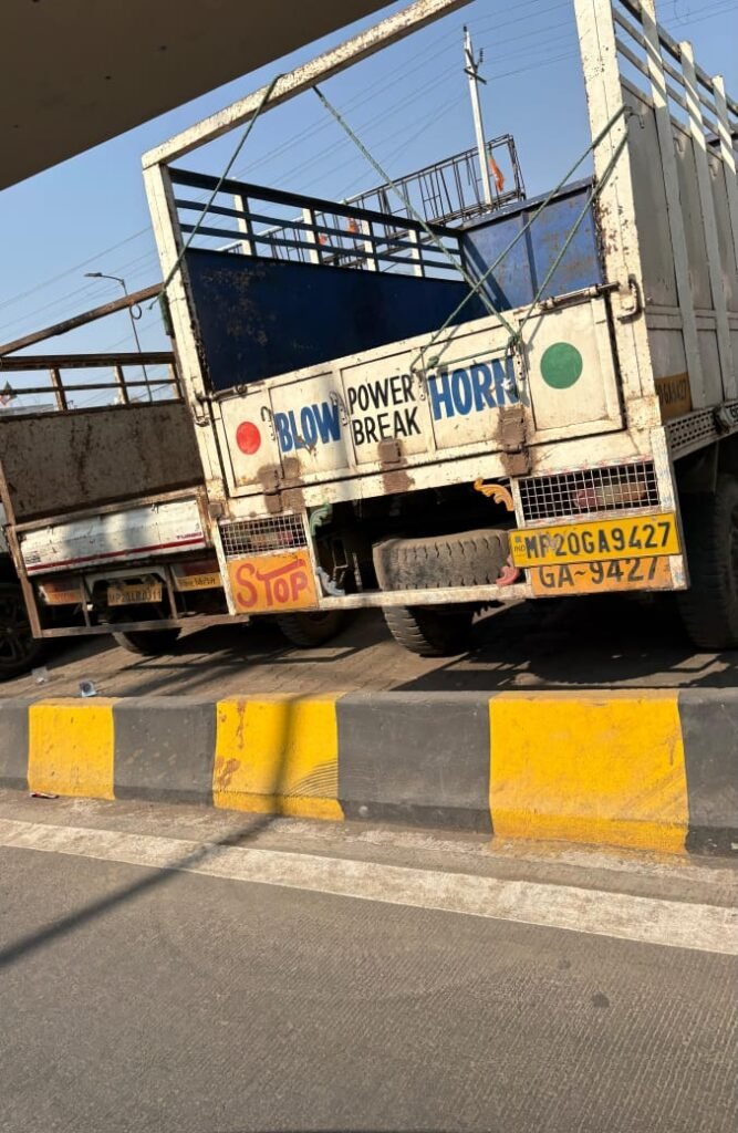 फ़्लाइओवर के नीचे रोज़ बढ़ रही कारों की संख्या