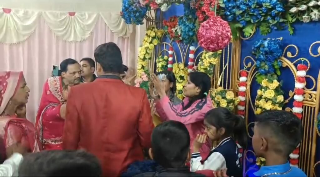 तलाक के बाद पत्नी को पति की दूसरी शादी नहीं आई रास, रुकवाने पहुँची तो पुलिस ने उठाया कदम