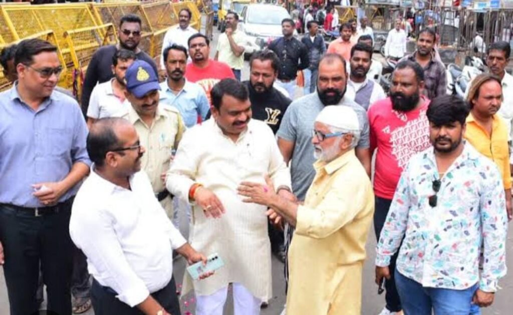 कितना तोड़ोगे, कितना छोड़ोगे, हमें कुछ तो बताओ!