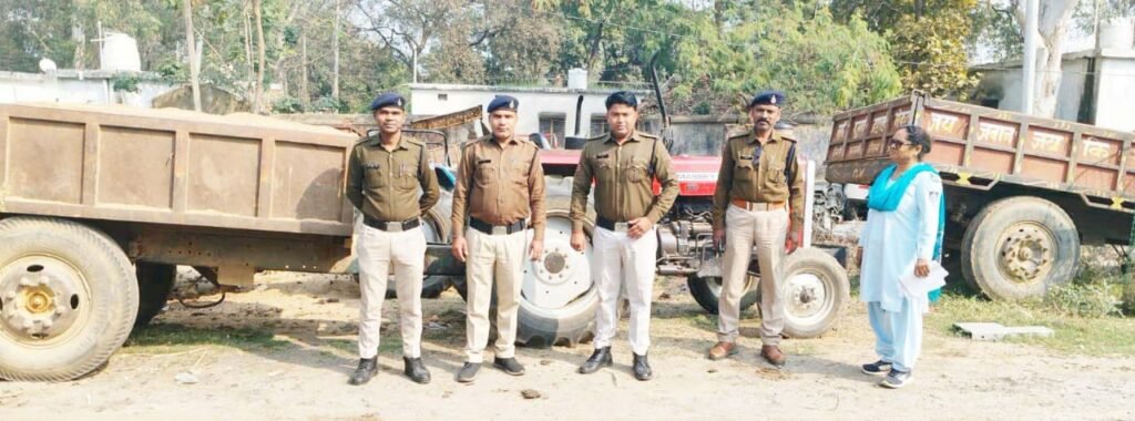 झुण्डिहवा गांव से अवैध रेत के साथ ट्रैक्टर जप्त