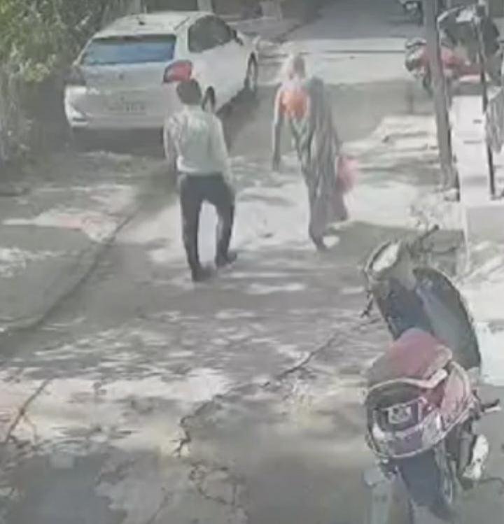 झपट्टामार सोने की चेन लूटी