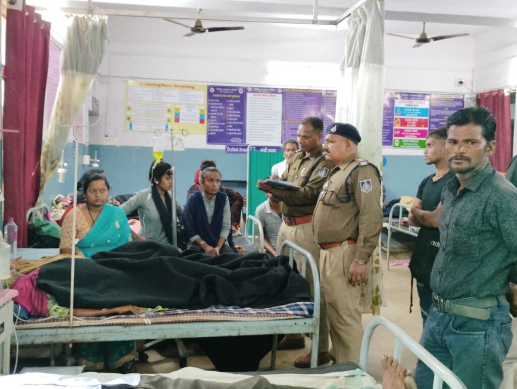  पेड़ से टकराई बस नाले में घुसी, 30 यात्री घायल