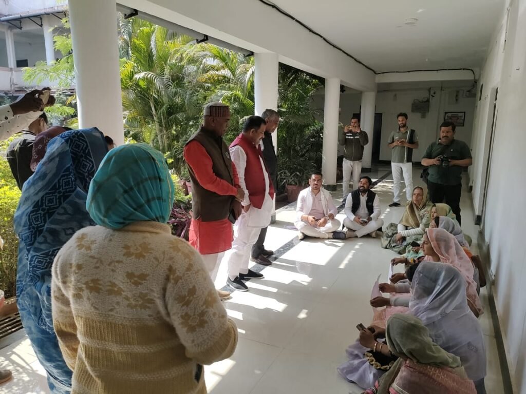 विकास की मांग पर महिला सदस्यों का धरना ने खड़े किए सवाल