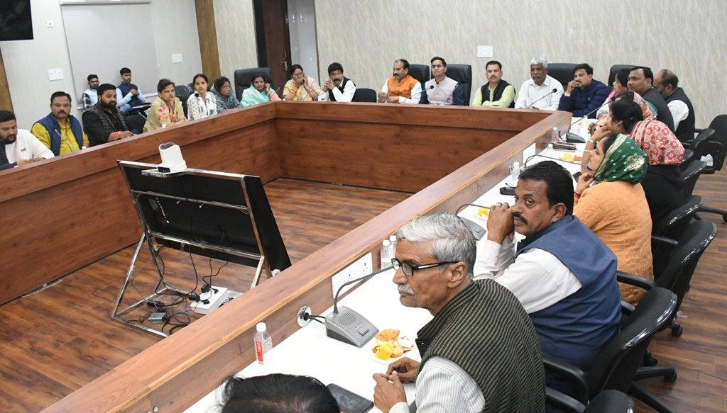 निगमायुक्त संघप्रिय ने पार्षदों के साथ की चर्चा