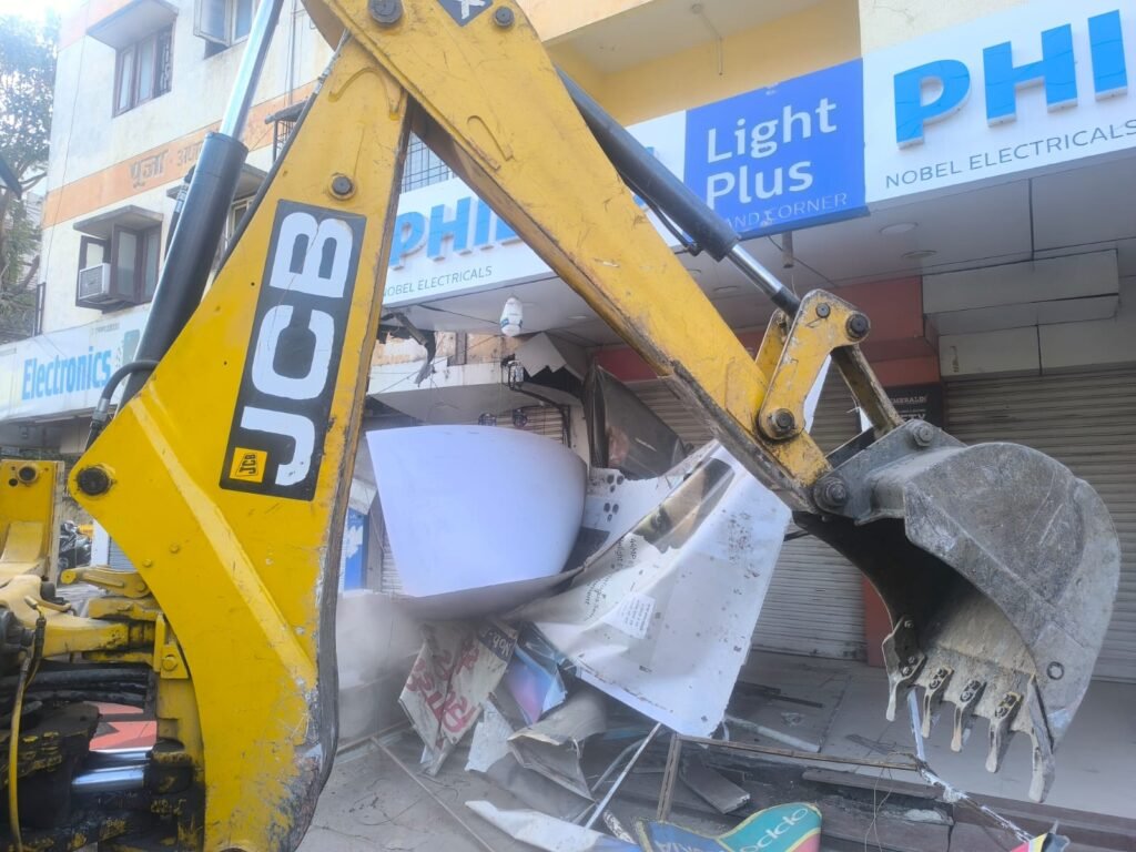 2 ट्रक सामान जब्त, 20 से ज्यादा टीन-शेड तोड़े