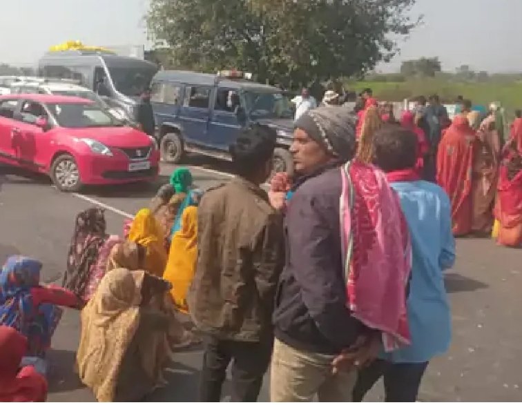 उटवाहा गांव में हत्या कर शव पेड़ से लटका दिया, चक्का जाम