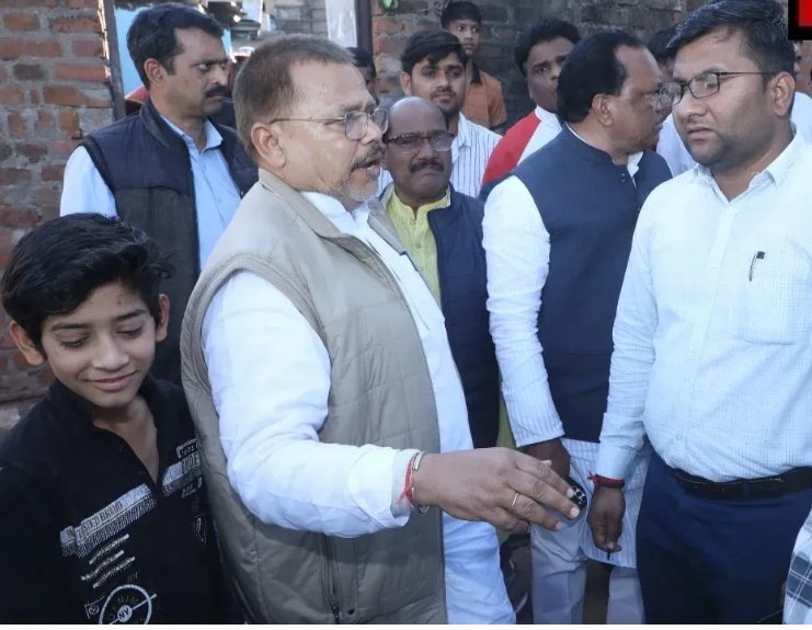 शिवपुरी शहर की संजय कॉलोनी में भ्रमण पर पहुंचे प्रभारी मंत्री तोमर