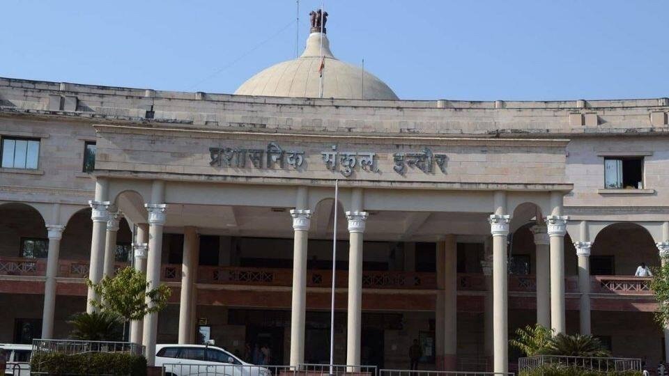 स्कूल द्वारा तय दुकानों से खरीदी पर प्रतिबंध