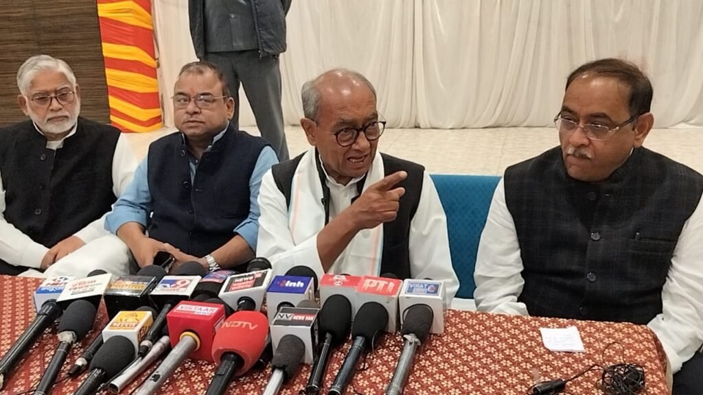 रीवा में दिग्गी राजा ने संघ पर साधा निशाना