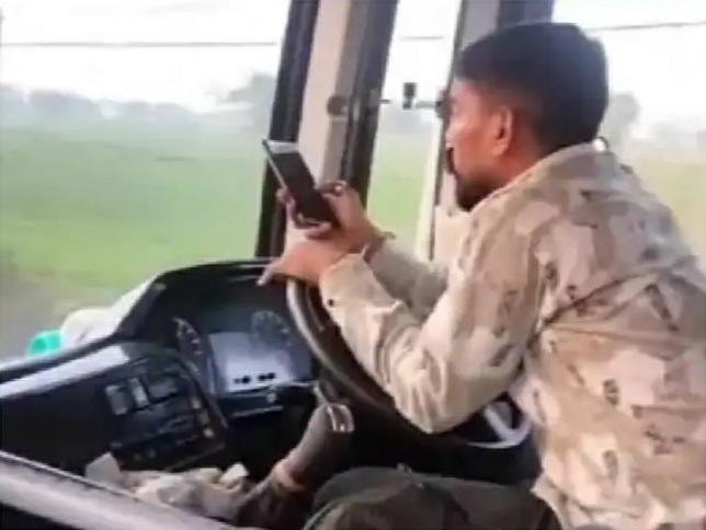 बस चलाते समय मोबाइल में रील देख रहा था ड्राइवर