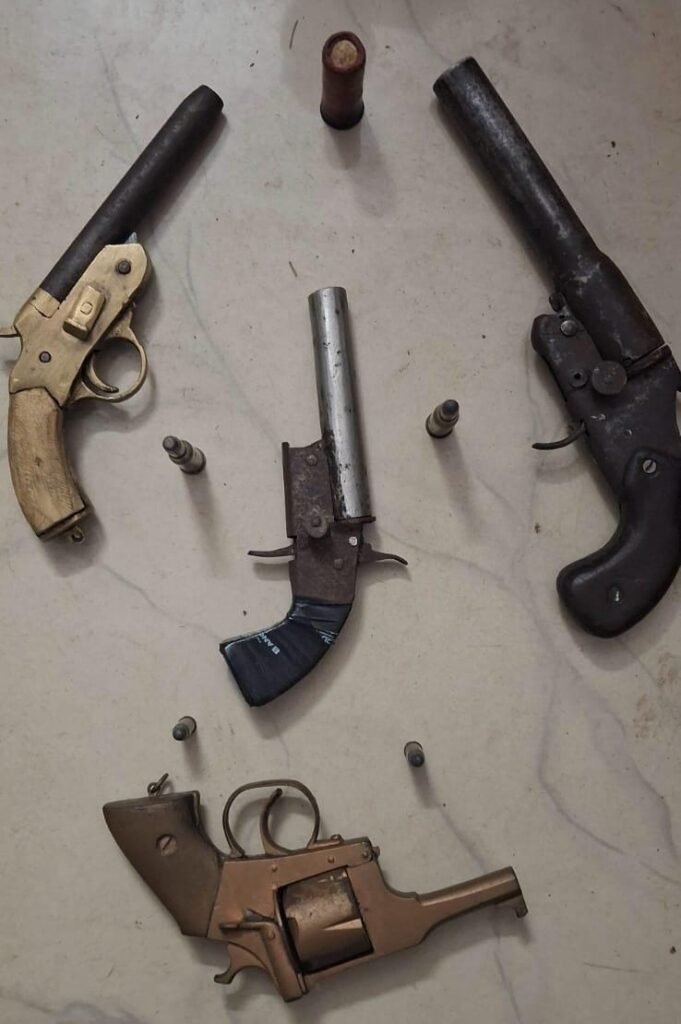 हथियारों के साथ तीन पकड़ाए