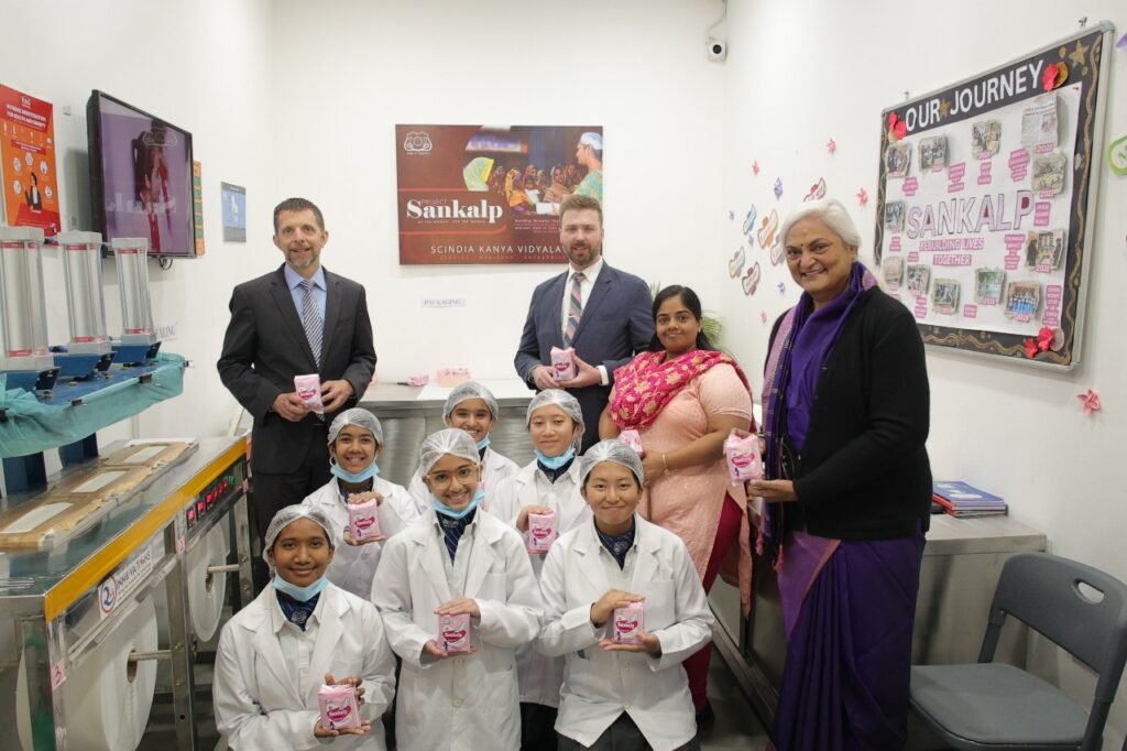सिंधिया कन्या विद्यालय आए अमेरिका के कॉन्सल जनरल माइक हैंकी