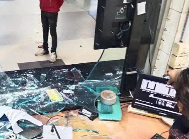 विक्षिप्त युवक का हंगामा, टिकट काउंटर में तोड़फोड़