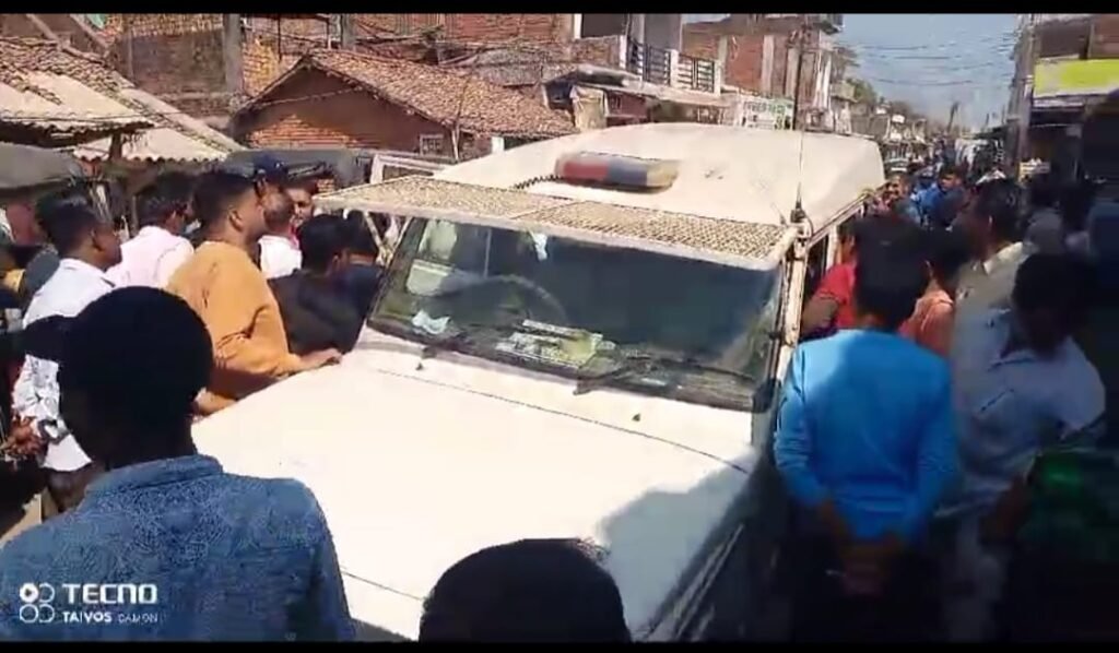 ज्वेलर्स की दुकान में चोरी करने आये रंगें हाथ चोर गिरोह गिरफ्तार